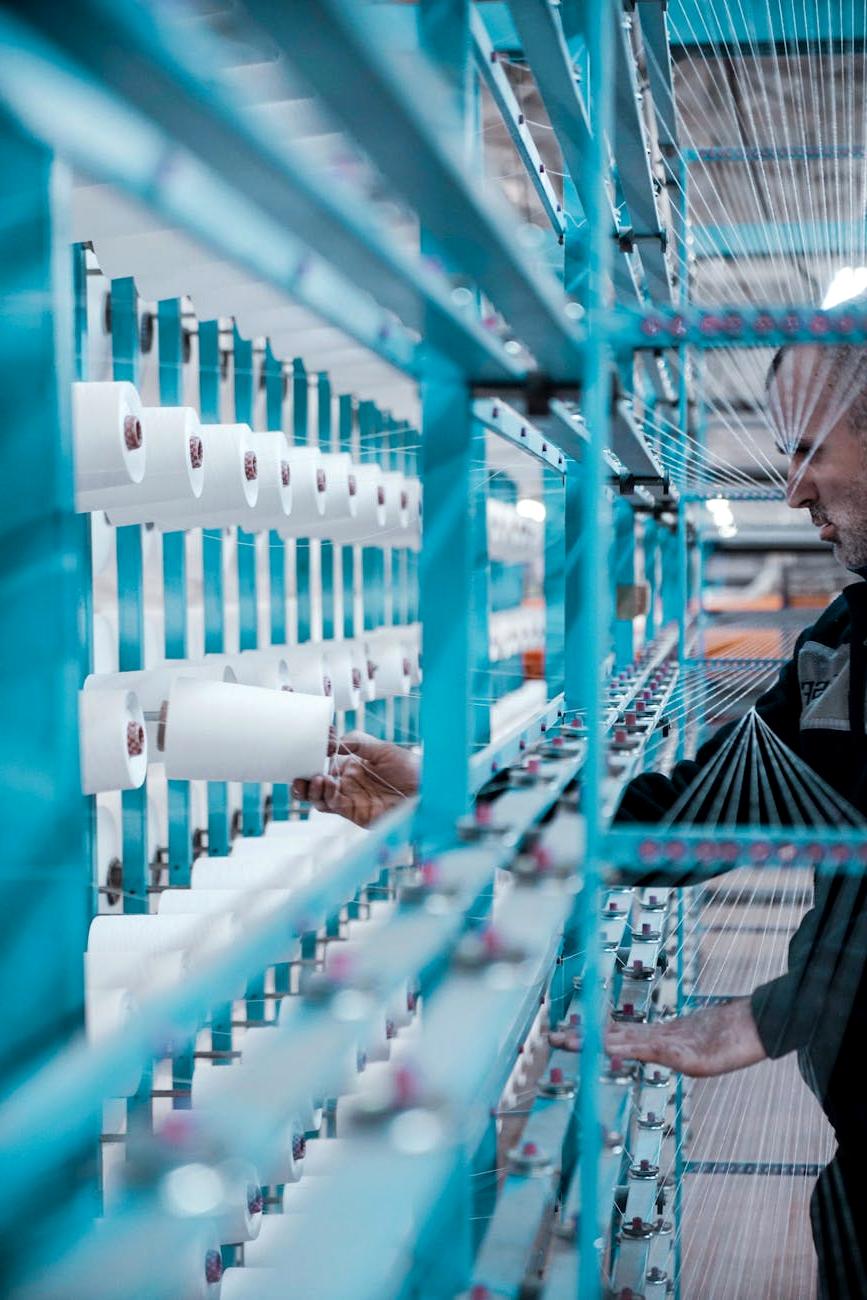 Advanced computer vision system inspecting products on manufacturing line